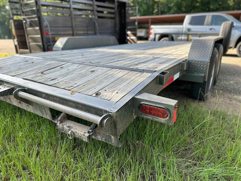 18' flatbed trailer for rent in Lindale, TX